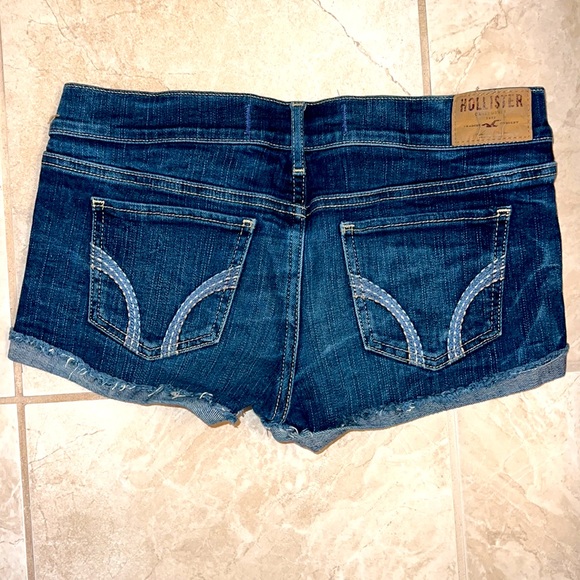 Girl’s Hollister Low Rise Jean Shorts - Picture 2 of 2